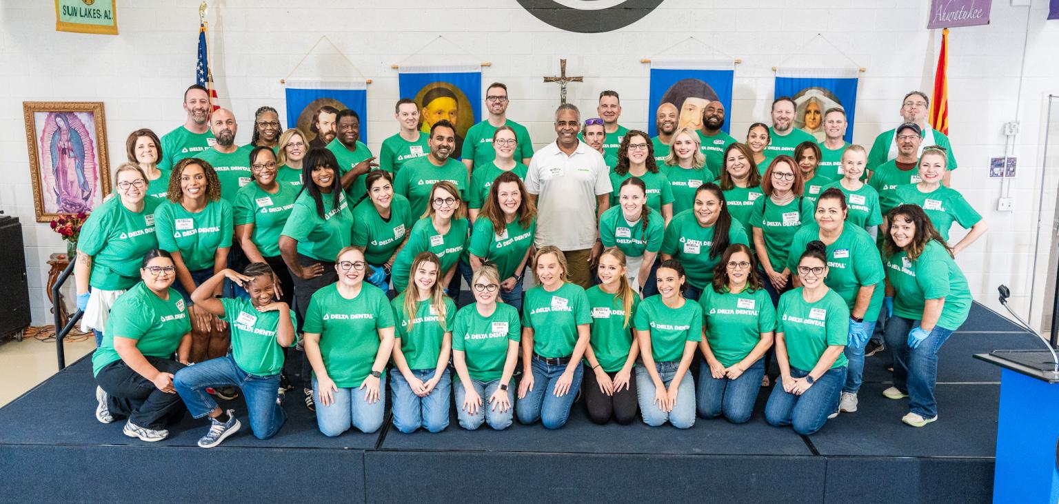 Delta Dental of Arizona volunteers pose for a group photo.