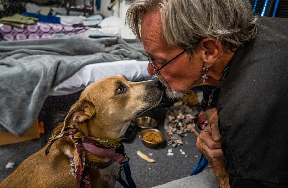 Gracie and James kiss at the Washington shelter