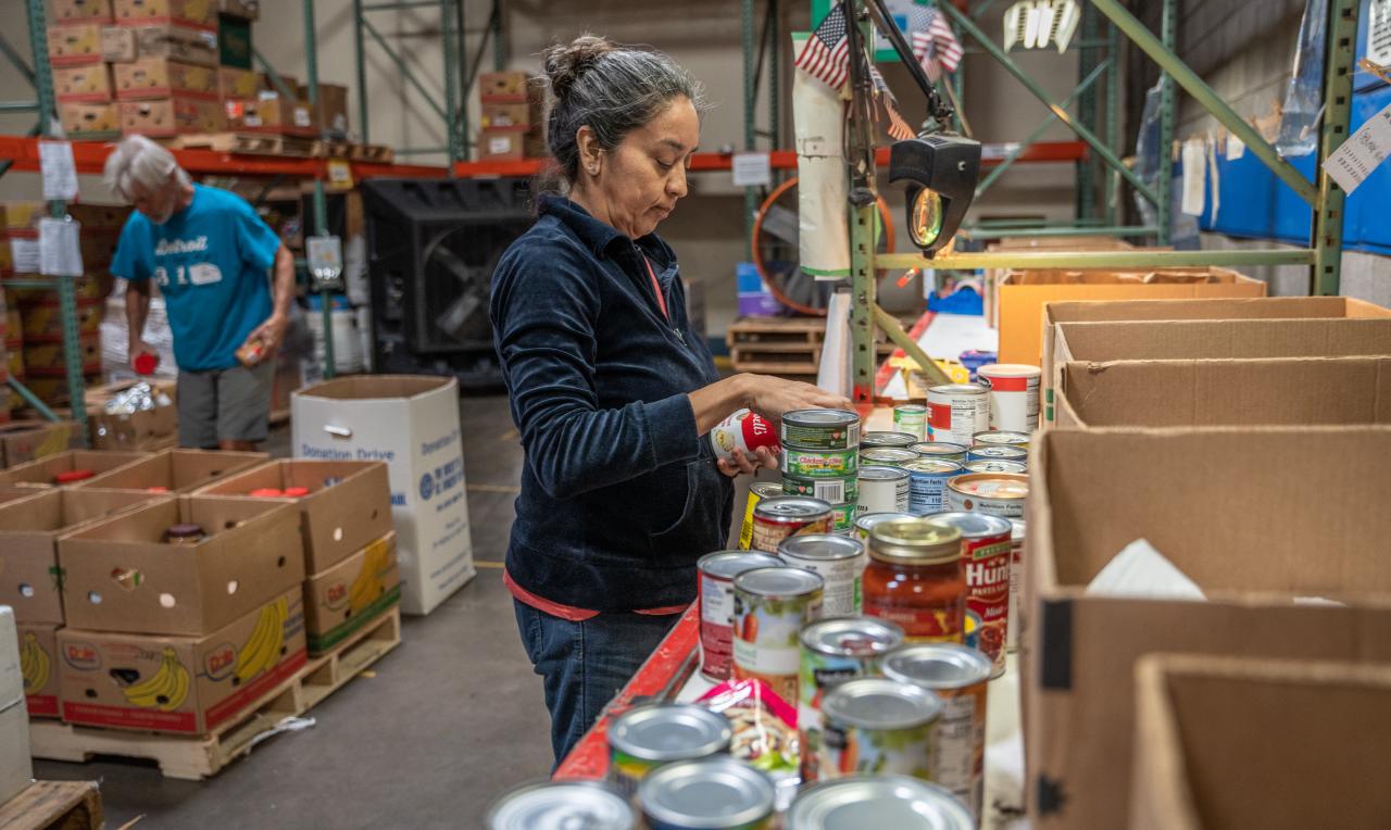 food-rec-volunteer Woman sorting cans into boxes